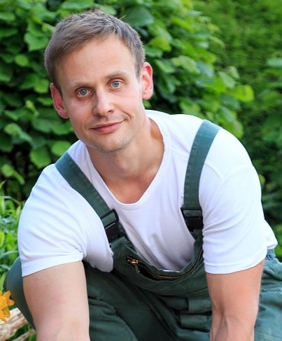Garten-und-Landschaftsbauer-pflasterarbeiten-bei-der-Neuestaltung-eines-Gartens-fuer-einen-Kunden